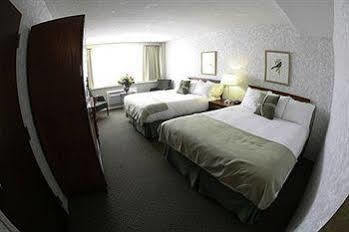 Compass Point Inn - Surrey Zewnętrze zdjęcie